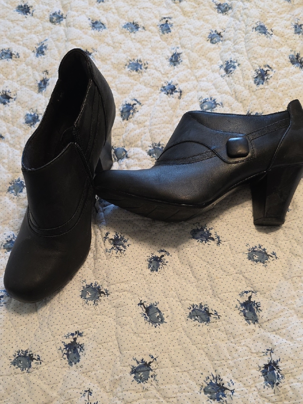 Clarks Black Mid-Heel Slip-On Dress Shoes